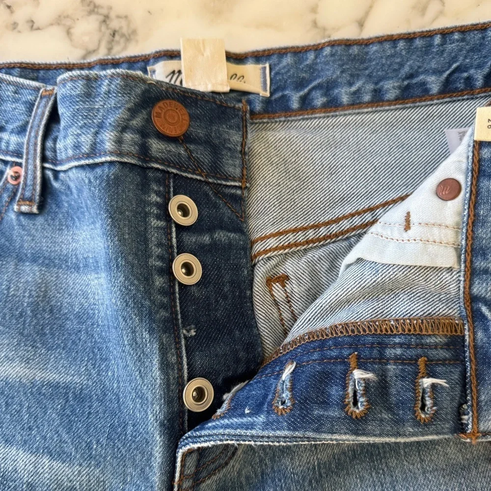 NWT Madewell Long Denim Shorts in Pedersen Wash 26 missing interior button